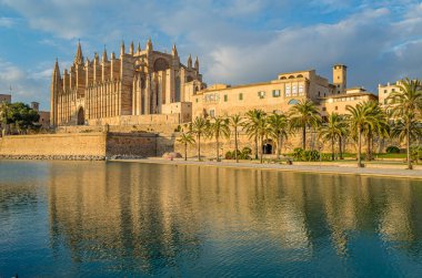 Palma Santa Maria Katedrali 'nin (La Seu olarak da bilinir) günbatımı manzarası, Palma, Mallorca, Balearic Adaları, İspanya' da bulunan bir Levantine Gotik tarzı Katolik katedrali.