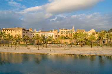 Palma Santa Maria Katedrali 'nin (La Seu olarak da bilinir) günbatımı manzarası, Palma, Mallorca, Balearic Adaları, İspanya' da bulunan bir Levantine Gotik tarzı Katolik katedrali.