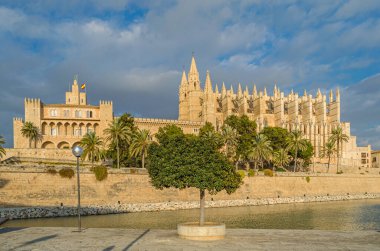 Palma Santa Maria Katedrali 'nin (La Seu olarak da bilinir) günbatımı manzarası, Palma, Mallorca, Balearic Adaları, İspanya' da bulunan bir Levantine Gotik tarzı Katolik katedrali.