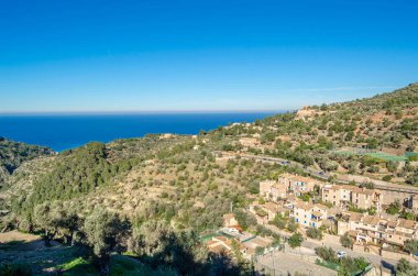 İspanya 'nın Balear Adaları' ndaki Deia, Mallorca köyünden manzara, arka planda Akdeniz bulunuyor.