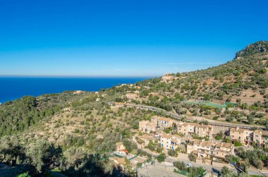 İspanya 'nın Balear Adaları' ndaki Deia, Mallorca köyünden manzara, arka planda Akdeniz bulunuyor.