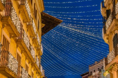 Palma, Mallorca, Balearic Adaları 'nın merkezinde, festival ışıklarıyla süslenmiş Plaza de Cort' un (merkez kare) gece manzarası