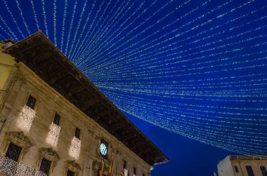 Palma, Mallorca, Balearic Adaları 'nın merkezinde, festival ışıklarıyla süslenmiş Plaza de Cort' un (merkez kare) gece manzarası