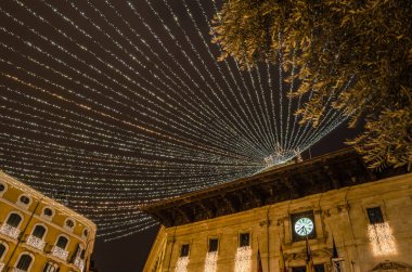Palma, Mallorca, Balearic Adaları 'nın merkezinde, festival ışıklarıyla süslenmiş Plaza de Cort' un (merkez kare) gece manzarası