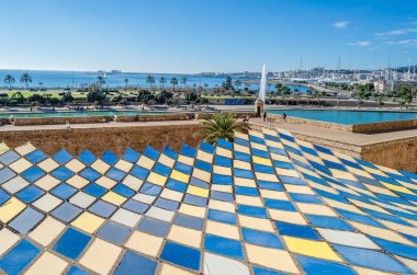 PALMA, İspanya - 11 Ocak 2015: Palma, Mallorca, Balear Adaları 'ndaki Ses Voltes açık hava tiyatrosunun renkli çatısı. 1980 'lerin sonlarında, mimar Elies Torres Rönesans surları içinde inşa etmek için görevlendirildi.