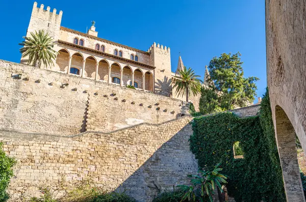 PALMA, İspanya - 12 Ocak 2015: La Almudaina Kraliyet Sarayı Palma, Mallorca, Balear Adaları 'nın kraliyet kalesidir. İspanyol kraliyet ailesinin resmi konutlarından biri.