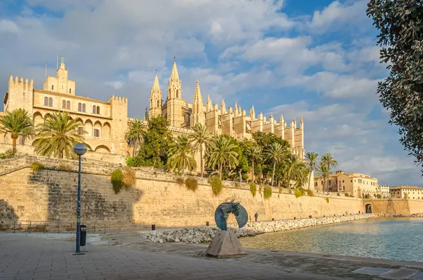 PALMA, İspanya - 11 Ocak 2015: Palma Katedrali (La Seu olarak da bilinir), Palma Körfezi, Mallorca, Balearic Adaları kıyısına inşa edilen Gotik Katolik katedrali