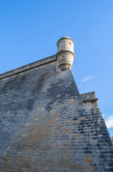 PALMA, İspanya - 11 Ocak 2015: Baluard de Sant Pere, Palma, Mallorca, Balear Adaları 'nın eski Rönesans duvarının bir parçası, 1575 yılında dikildi. Günümüzde, Palma Modern ve Çağdaş Sanatlar Müzesi 2004 yılında açıldı.