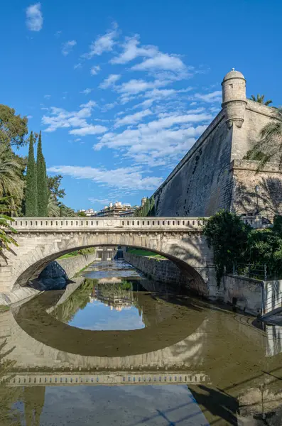 PALMA, İspanya - 11 Ocak 2015: Baluard de Sant Pere, Palma, Mallorca, Balear Adaları 'nın eski Rönesans duvarının bir parçası, 1575 yılında dikildi. Günümüzde, Palma Modern ve Çağdaş Sanatlar Müzesi 2004 yılında açıldı.