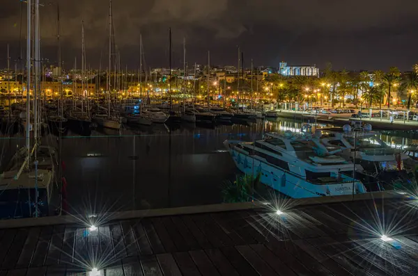 PALMA, İspanya - 11 Ocak 2015: Palma, Mallorca, Balearic Adaları, İspanya 'nın yat limanının gece manzarası