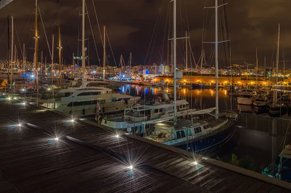 PALMA, İspanya - 11 Ocak 2015: Palma, Mallorca, Balearic Adaları, İspanya 'nın yat limanının gece manzarası
