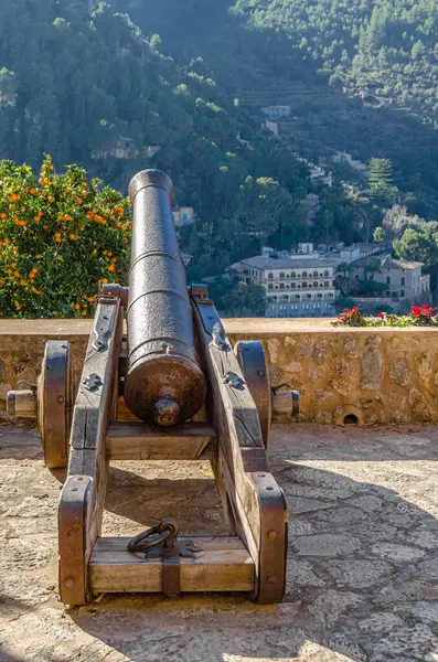 İspanya 'nın Balearic Adaları' ndaki Deia, Mallorca köyündeki bir perspektifte top.