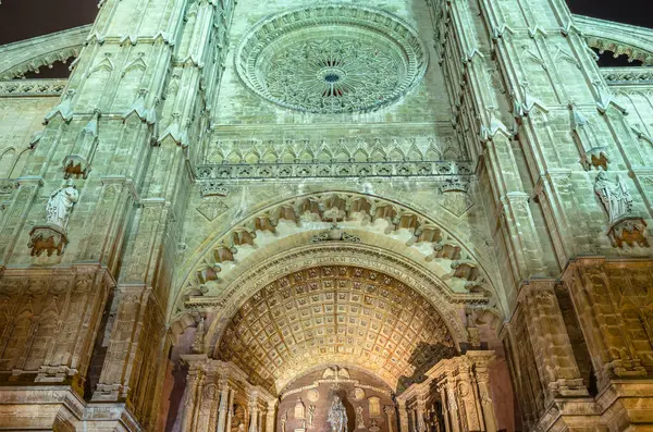 Palma Katedrali 'nin ön cephesi (La Seu olarak da bilinir) Palma, Mallorca, Balearic Adaları' nda bulunan Levantine Gotik tarzı Katolik katedralidir.