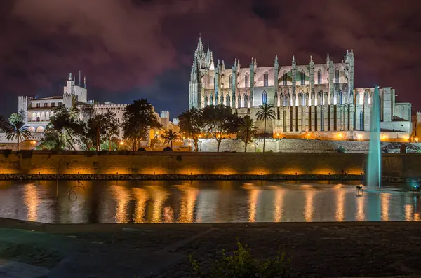 Palma Santa Maria Katedrali (La Seu olarak da bilinir) Palma, Mallorca, Balearic Adaları, İspanya 'da bulunan bir Levantine Gotik tarzı Katolik katedrali.
