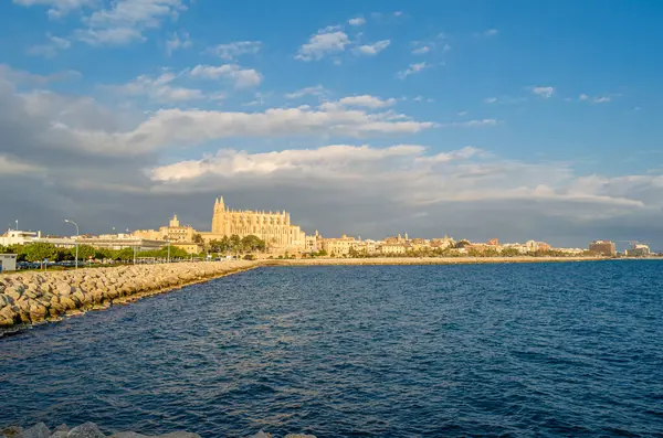 Palma Santa Maria Katedrali 'nin (La Seu olarak da bilinir) günbatımı manzarası, Palma, Mallorca, Balearic Adaları, İspanya' da bulunan bir Levantine Gotik tarzı Katolik katedrali.