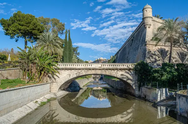 PALMA, İspanya - 11 Ocak 2015: Baluard de Sant Pere, Palma, Mallorca, Balear Adaları 'nın eski Rönesans duvarının bir parçası, 1575 yılında dikildi. Günümüzde, Palma Modern ve Çağdaş Sanatlar Müzesi 2004 yılında açıldı.