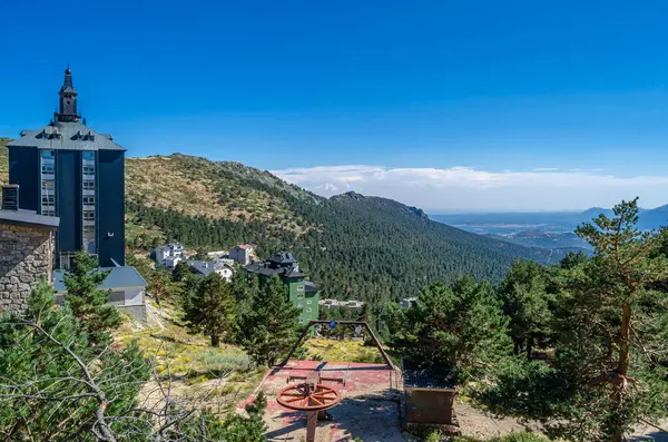 Sierra de Guadarrama 'da (Guadarrama Dağları) bulunan Puerto de Navacerrada' daki binaların manzarası, Madrid Topluluğu, İspanya