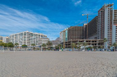 FINESTRAT, SPAIN - 15 Ocak 2023: Cala de Finestrat sahilindeki binaların manzarası, Alicante Eyaleti, Valencia Topluluğu, İspanya