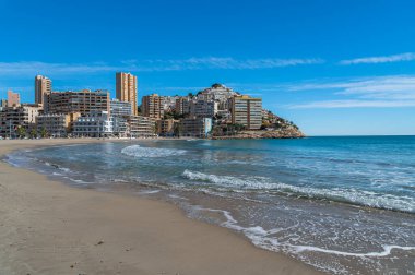 FINESTRAT, SPAIN - 19 Ocak 2023: Cala de Finestrat sahilindeki binaların manzarası, Alicante Eyaleti, Valencia Topluluğu, İspanya
