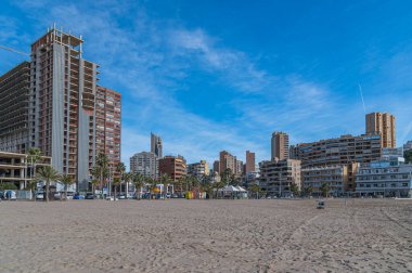 FINESTRAT, SPAIN - 15 Ocak 2023: Cala de Finestrat sahilindeki binaların manzarası, Alicante Eyaleti, Valencia Topluluğu, İspanya