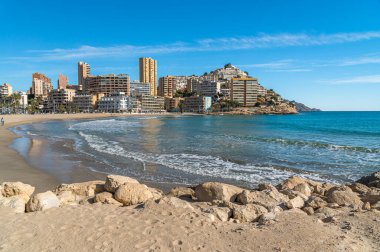 FINESTRAT, SPAIN - 19 Ocak 2023: Cala de Finestrat sahilindeki binaların manzarası, Alicante Eyaleti, Valencia Topluluğu, İspanya