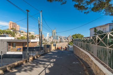 BENIDORM, SPAIN - 15 HAZİRAN 2023: Benidorm, Alicante Eyaleti, Valencia Topluluğu, İspanya 'da Playa del Poniente' nin önündeki modern binaların olduğu bir sokaktan görüntü