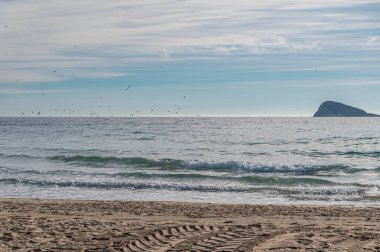 Cala de Finestrat plajından Akdeniz manzarası, arkada Benidorm Adası, Alicante ili, Valencia Topluluğu, İspanya
