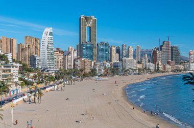 BENIDORM, İspanya - 15 Ocak 2023: Benidorm 'daki Poniente Sahili' nin havadan görünüşü, Alicante Eyaleti, Valencia Topluluğu, İspanya