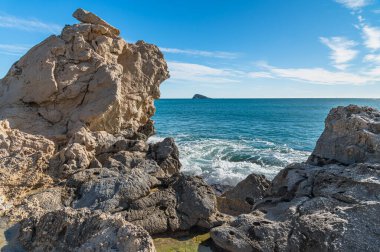 Cala de Finestrat plajından Akdeniz manzarası, arkada Benidorm Adası, Alicante ili, Valencia Topluluğu, İspanya