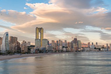 Benidorm, Alicante vilayetinde Poniente Sahili 'nin önündeki modern binaların günbatımı manzarası, Valencia Community, İspanya
