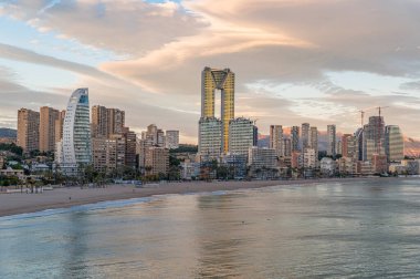 Benidorm, Alicante vilayetinde Poniente Sahili 'nin önündeki modern binaların günbatımı manzarası, Valencia Community, İspanya