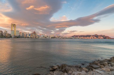 Benidorm, Alicante vilayetinde Poniente Sahili 'nin önündeki modern binaların günbatımı manzarası, Valencia Community, İspanya