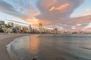 Benidorm, Alicante vilayetinde Poniente Sahili 'nin önündeki modern binaların günbatımı manzarası, Valencia Community, İspanya