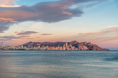 Benidorm, Alicante vilayetinde Poniente Sahili 'nin önündeki modern binaların günbatımı manzarası, Valencia Community, İspanya