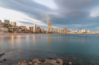 Benidorm, Alicante vilayetinde Poniente Sahili 'nin önündeki modern binaların günbatımı manzarası, Valencia Community, İspanya