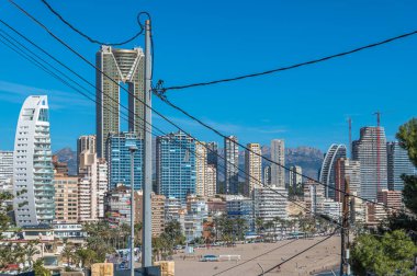 Benidorm, Alicante Eyaleti 'ndeki Poniente Sahili' nin önündeki modern binaların havadan görünüşü, Valencia Topluluğu, İspanya