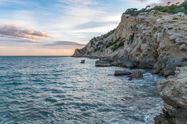 Günbatımında Cala de Finestrat plajı manzarası, Alicante ili, Valencia Topluluğu, İspanya