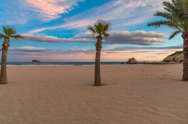 Günbatımında Cala de Finestrat plajı manzarası, Alicante ili, Valencia Topluluğu, İspanya
