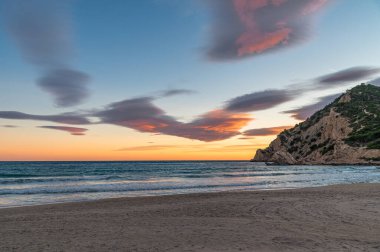Günbatımında Cala de Finestrat plajı manzarası, Alicante ili, Valencia Topluluğu, İspanya