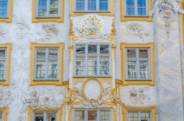 MUNCHEN, GERMANY - 3 HAZİRAN 2015: Münih, Almanya 'da Asamhaus cephesi, Asam kardeşler tarafından 1733' te edinilen 16. yüzyıl Barok yerleşim yeri, sarı bir arka planda beyaz sıva süslemesini gösteren