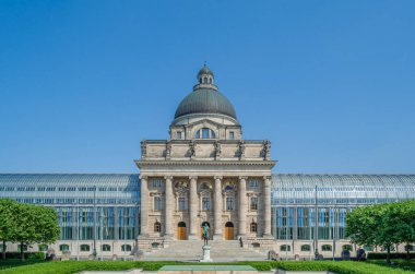 MUNCHEN, GERMANY - 4 Temmuz 2015: Münih 'teki Bavyera Devlet Başbakanlık binası (Bayerische Staatskanzlei), 1989-1993 yılları arasında eski Bavyera Ordu Müzesi' nin merkez kubbesi etrafında inşa edildi.
