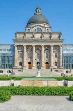 MUNCHEN, GERMANY - 4 Temmuz 2015: Münih 'teki Bavyera Devlet Başbakanlık binası (Bayerische Staatskanzlei), 1989-1993 yılları arasında eski Bavyera Ordu Müzesi' nin merkez kubbesi etrafında inşa edildi.