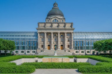 MUNCHEN, GERMANY - 4 Temmuz 2015: Münih 'teki Bavyera Devlet Başbakanlık binası (Bayerische Staatskanzlei), 1989-1993 yılları arasında eski Bavyera Ordu Müzesi' nin merkez kubbesi etrafında inşa edildi.