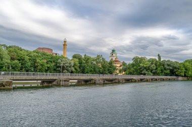 MUNCHEN, GERMANY - 25 HAZİRAN 2015: Münih, Almanya 'da Isar Nehri kıyısında gezinen insanlar