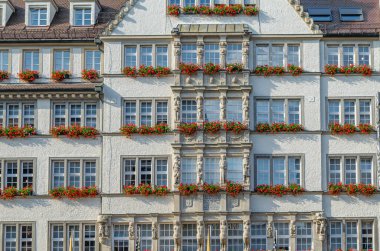 MUNCHEN, ALMANY - 4 Temmuz 2015: Münih, Almanya 'daki Hirmer karargahı. Hirmer Grubu (Almanca: Hirmer Gruppe), Alman tekstil perakendecisi.