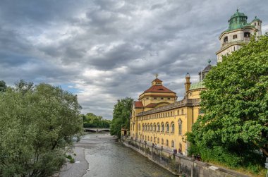 MUNCHEN, GERMANY - 25 HAZİRAN 2015: Münih, Almanya 'da Isar Nehri kıyısında gezinen insanlar