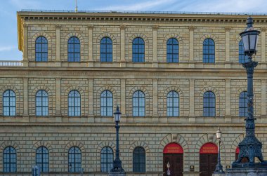 MUNCHEN, GERMANY - 3 Temmuz 2015: 1825-1835 yılları arasında Almanya 'nın Münih kentindeki Wittelsbach hükümdarlığının eski kraliyet sarayı olan Residenz' in bir parçası olan Konigsbau (Kralın Binası) cephesi