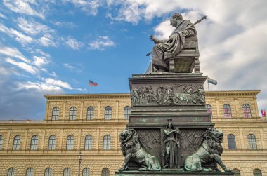 MUNCHEN, GERMANY - 25 Temmuz 2015: Almanya 'nın Münih kentindeki Wittelsbach hükümdarlarının eski kraliyet sarayı önünde Christian Daniel Rauch tarafından 1826-1835 yılları arasında oluşturulan Max Joseph Anıtı