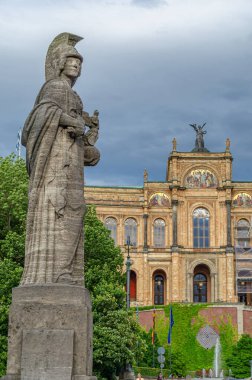 MUNCHEN, GERMANY - 25 Temmuz 2015: Münih, Almanya 'da bulunan Maximilianeum, 1949 yılından beri Bavyera Eyalet Meclisi' ne ev sahipliği yapmaktadır.
