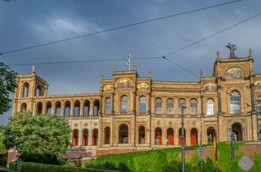 MUNCHEN, GERMANY - 25 Temmuz 2015: Münih, Almanya 'da bulunan Maximilianeum, 1949 yılından beri Bavyera Eyalet Meclisi' ne ev sahipliği yapmaktadır.